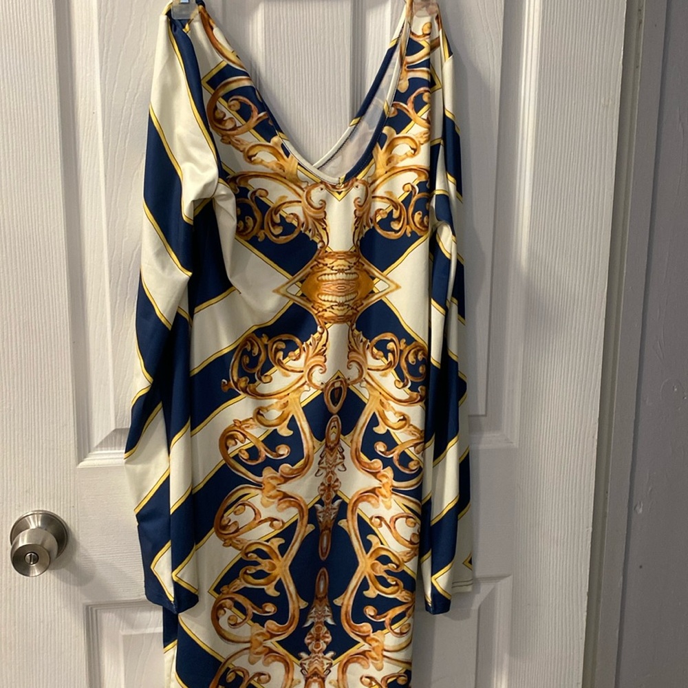 SHEIN women long sleeves dress argyle and Baroque Print
Bodycon